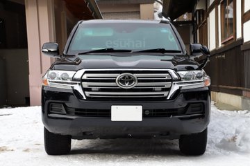 悪路を颯爽と走る勇ましいトヨタ ランドクルーザーは戦後から現在に続く 新型