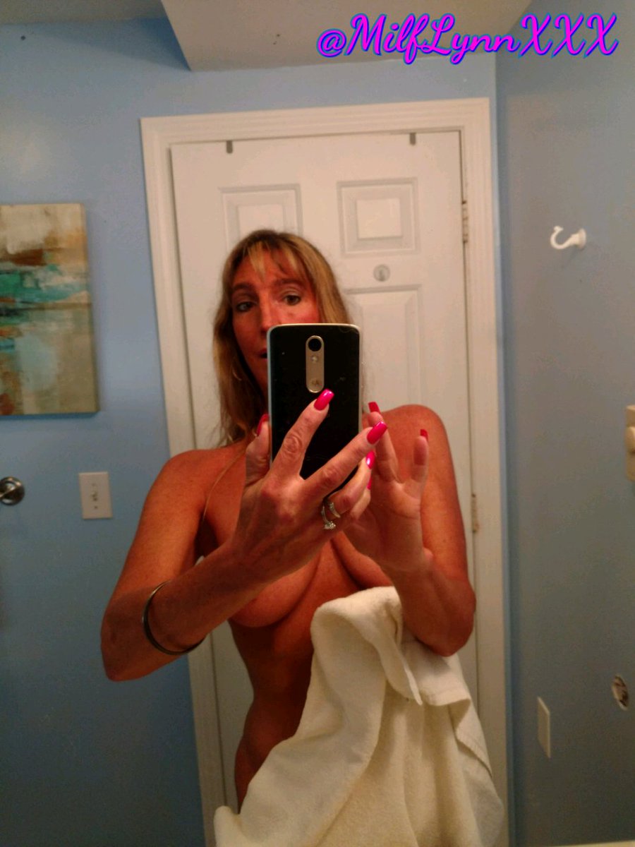 MilfLynnXXX's tweet photo. Happy New Year! Here's to falling towels and following fun... 2019 has officially begun 😘.... https://t.co/pabsfZR82S