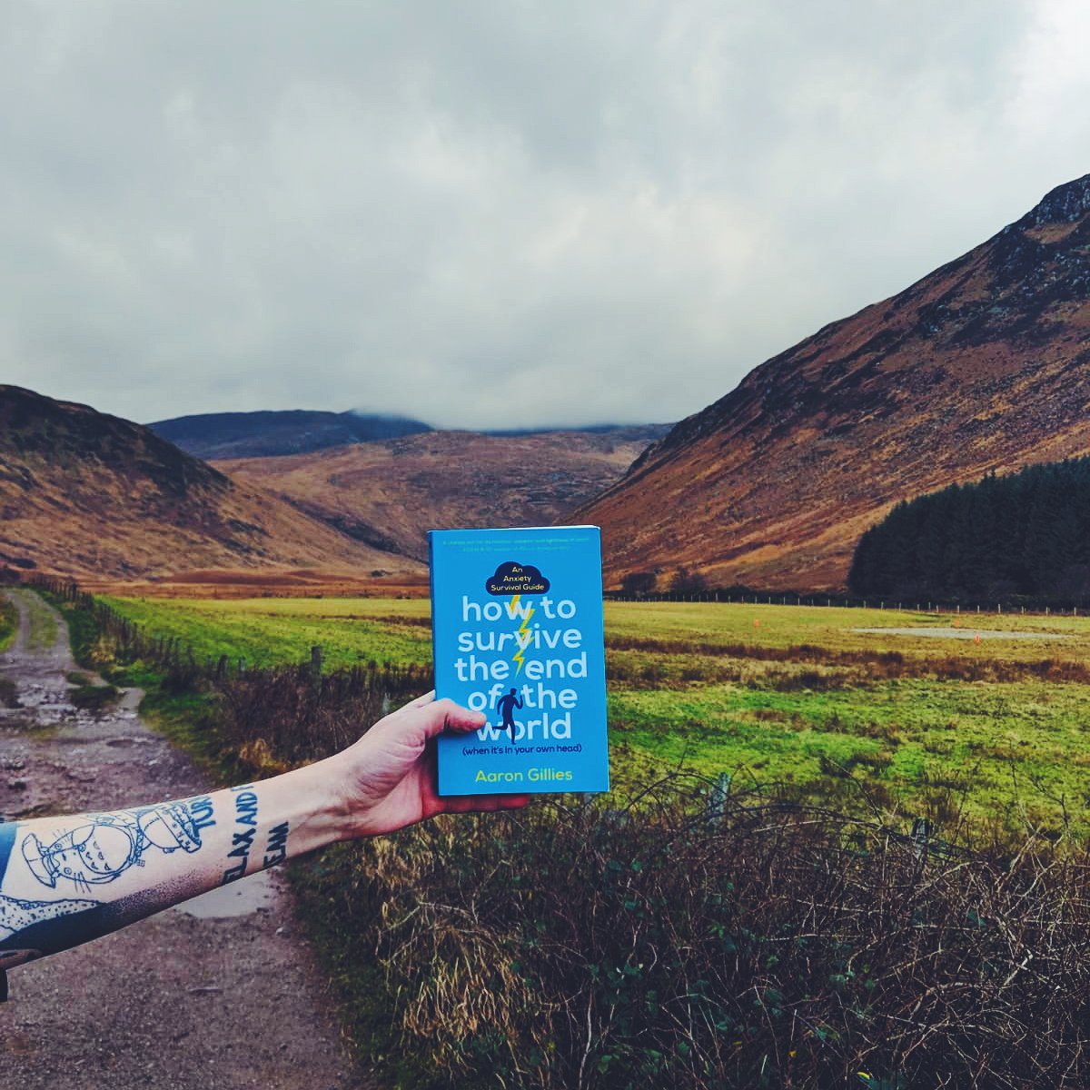 How To Survive The End Of The World regenerates in paperback on Jan 10th, (Bit.ly/HTSTEOTWPB) but sod it let's give away some signed copies before then.

RT this tweet and I'll use a fancy bot thing to pick 5 followers to hurl books at. Closes in 48hrs. You look nice today.