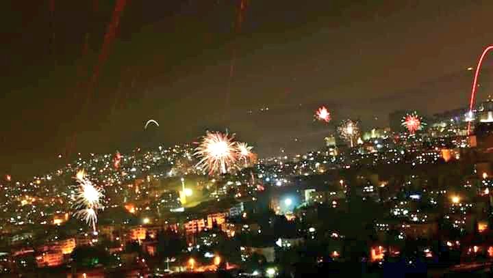 #Syria: a #Damasco libera dal terrorismo, si festeggia l'arrivo del nuovo anno 2019 con numerosi giochi d'artificio. #avantisyria #siriavive #nonvidicono #fategirare #fatesapere #HappyNewYear
