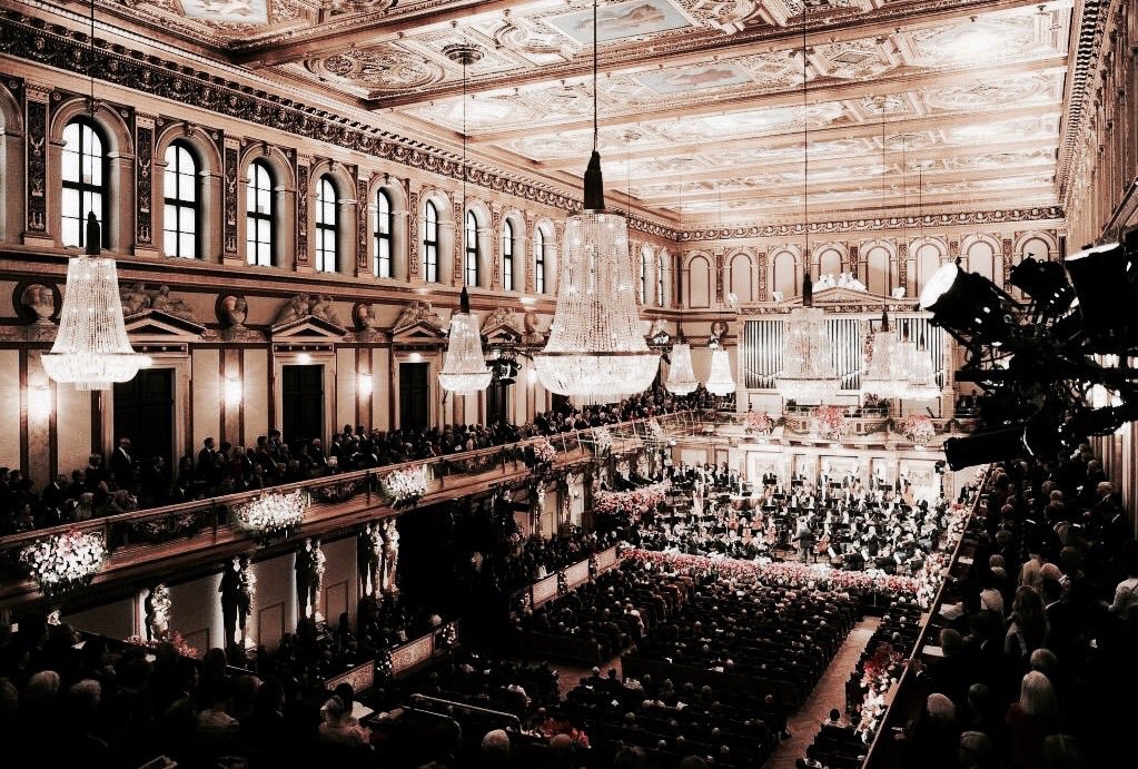 retrochenta's tweet photo. No se puede empezar el año sin escuchar el tradicional Concierto de Año Nuevo. #ConciertodeAñoNuevo https://t.co/mr6t85awfB