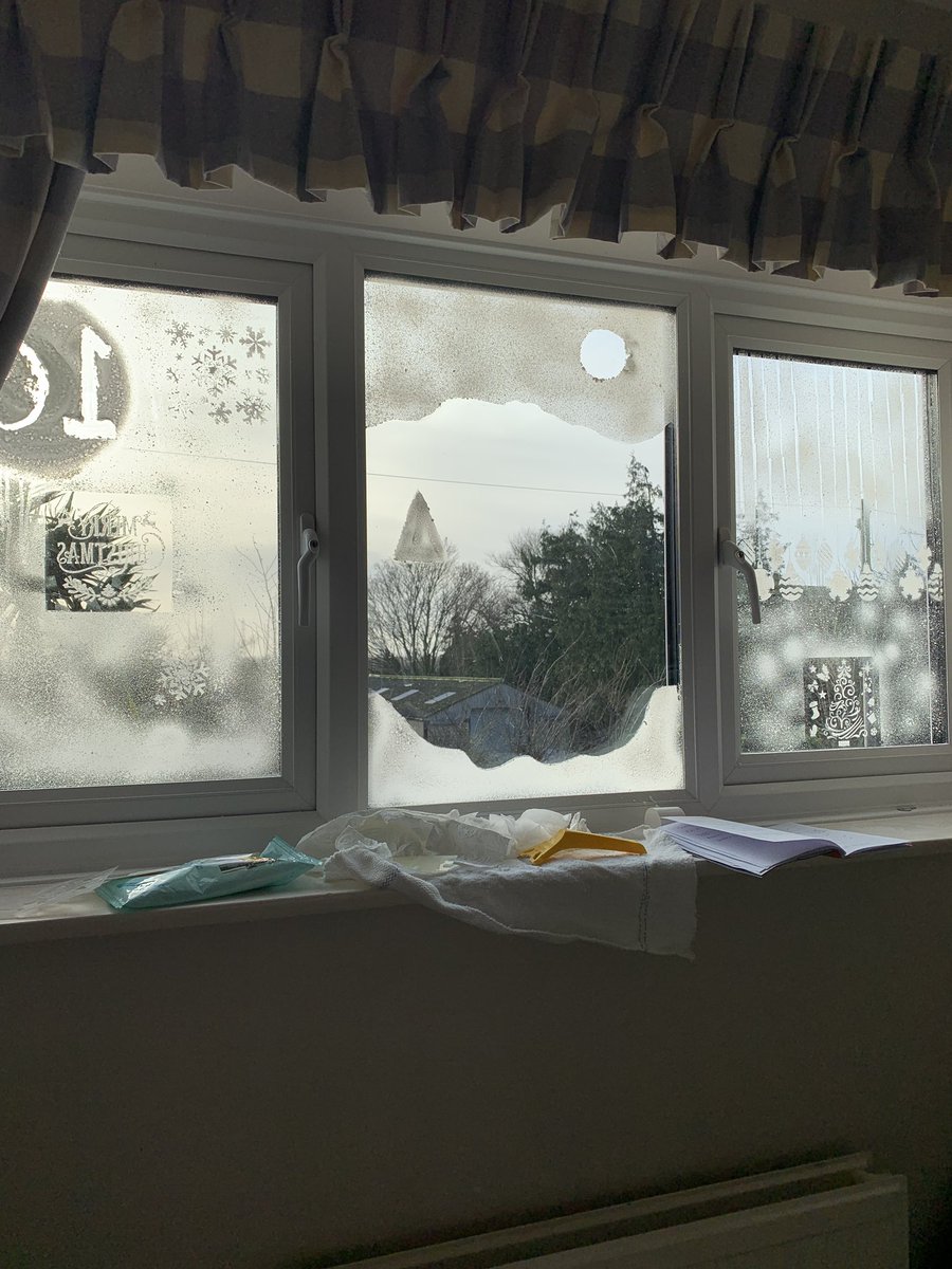 Grrrrrrr spray on snow <a href="/KirstieMAllsopp/">Kirstie Allsopp</a> it’s a nightmare to remove! #sprayonsnow #snowman #kirstieshandmadechristmas #scrubscrubscrub #whitevinegar #monktonvillageadventcalendar