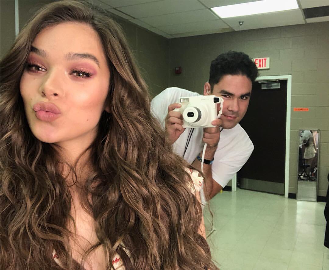 HaileeUpdatesFR's tweet photo. Hailee & Griffin Steinfeld appreciation tweet. #Hailee2018 https://t.co/0016qEwET7