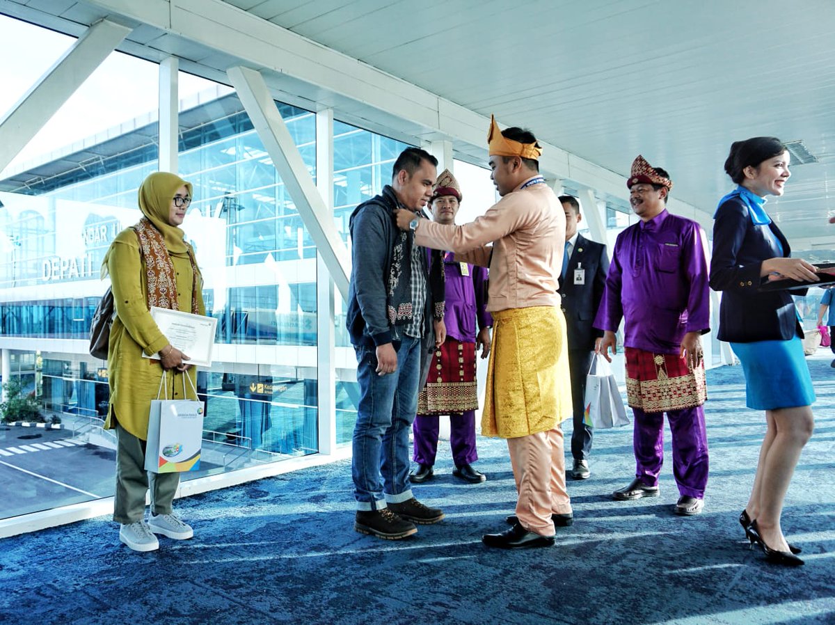 INJairports's tweet photo. Kehangatan penyambutan penumpang pertama tahun 2019 di bandara Pangkal Pinang @ap2_pgk . Setiap penumpang mendapat souvenir sebagai hadiah tahun baru.
#semangatbaru 
#HappyNewYear2019 
#tahunbaru2019 
#seru https://t.co/5R0EEImtdg