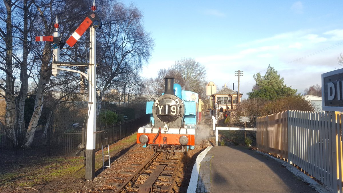 DidcotRailwayC's tweet photo. Happy New Year. Here's today's train pulled by Hunslett No 3781. The Steam Rail Motor is also running so cone along for a steamy start to 2019. https://t.co/wPZeOlyZ0c