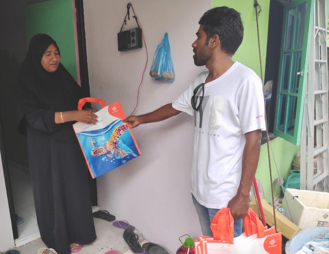 preciousC01's tweet photo. We are distributing Re-usable bag to kanditheem households!
We thank @Dhiraagu for your support to reduce single-use plastic in our island!
@kcsmv
@kaylimv
@parleyxxx @NoPlasticMDV @EhenGotheh @EnvGovMv @UNDPMaldives https://t.co/478TAGvW73