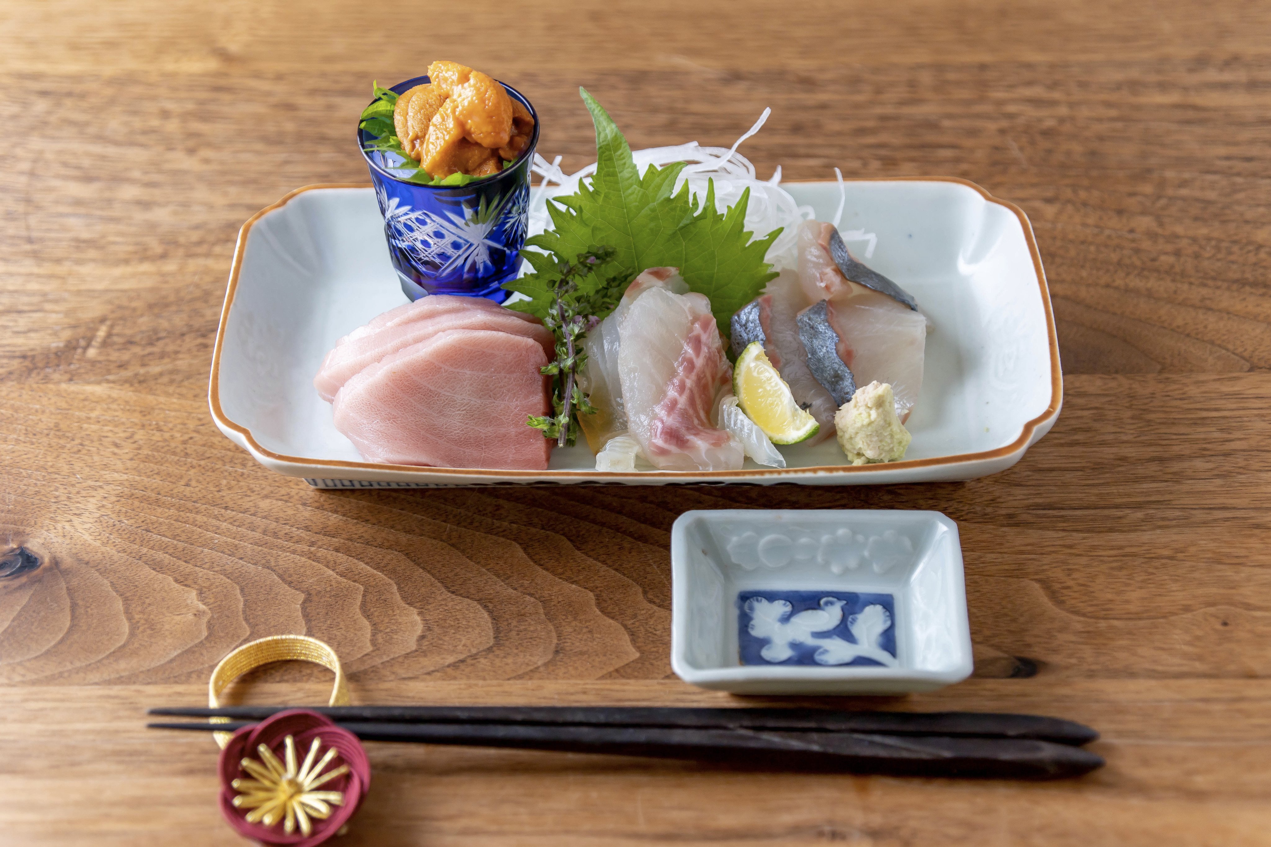 ぶち猫 お刺身は 真鯛 中トロ シマアジと雲丹 真鯛は昆布締めにして その他のお刺身 は吸水シートで包んで真空パック キッチンペーパーで包んだわさび カボス等の薬味と一緒に野田琺瑯の大きいタッパーにまとめておきます T Co 45xi72ctg5