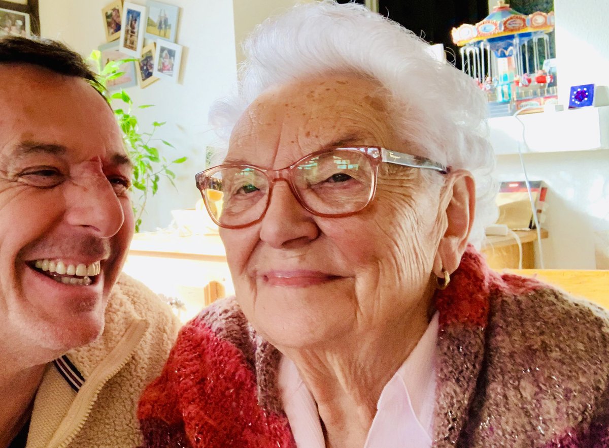 JL_Reichmann's tweet image. 🔥BONNE ANNÉE 2019 À TOUS ‼️🎉🎈... 
 ❤️Avec Mamie ce matin 97 ANS 🎉💕
N’oublions surtout pas l’essentiel : rester proche de ceux que l’on aime‼️🥰
☀️C’est pourquoi, cette année encore, je serai avec vous tous les MIDIS 🌟
         💕Vive 2019 tout 9 💕
