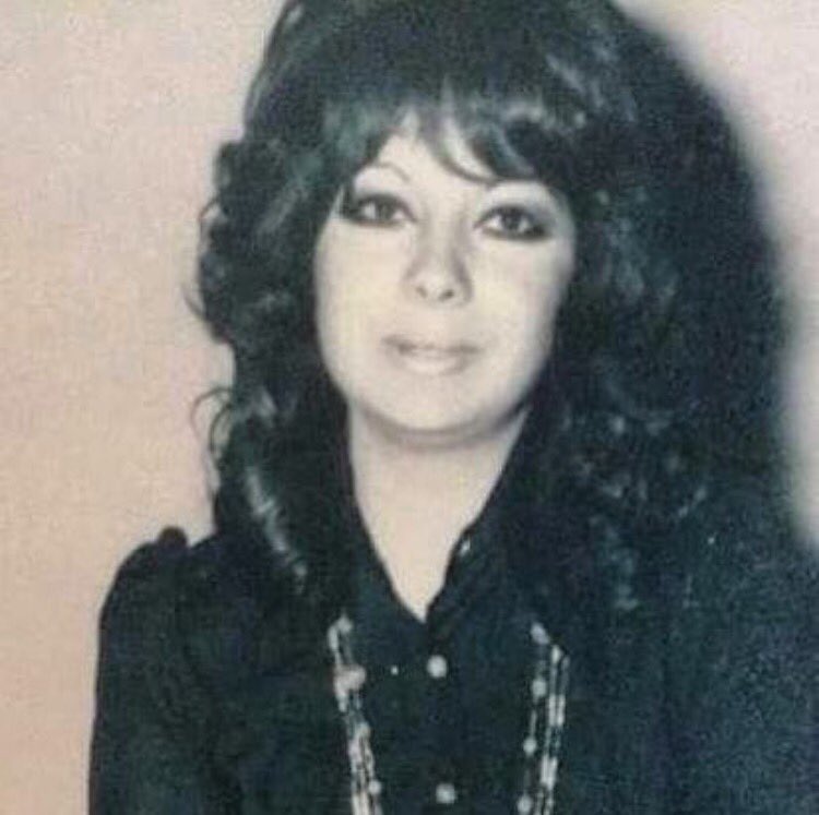 اعلاميه كويتيه من الزمن الجميل منو يعرف اسمها؟