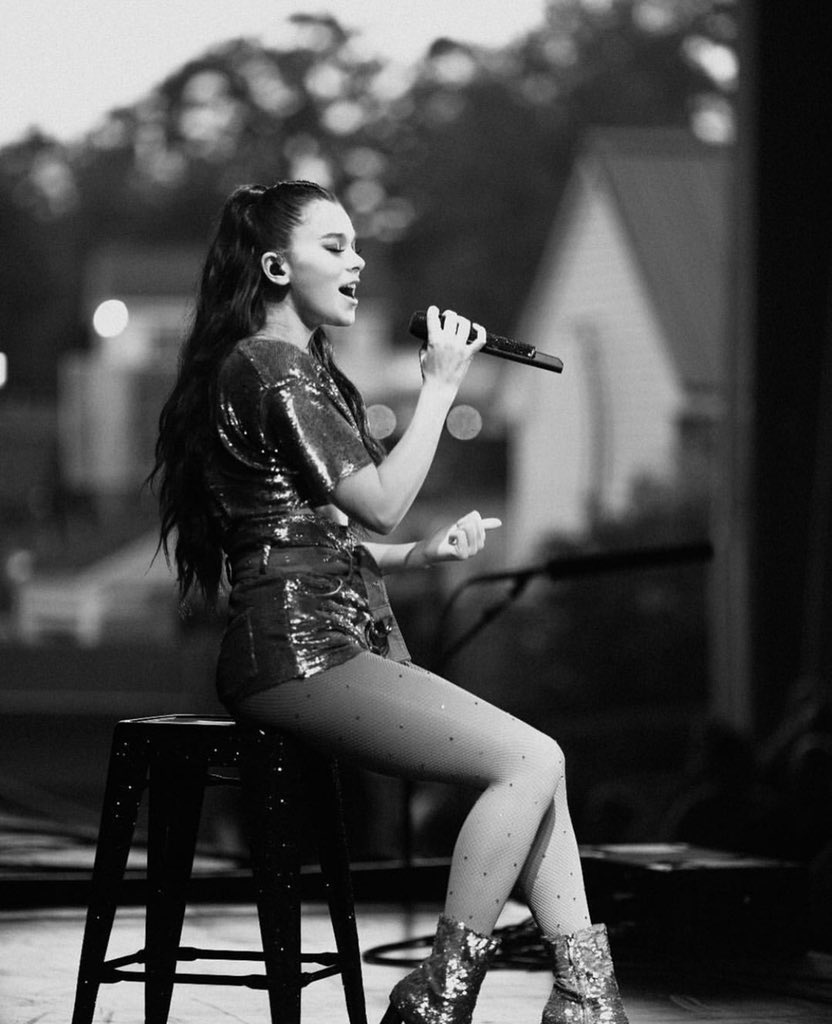 HaileeUpdatesFR's tweet photo. Hailee Steinfeld on stage is one of the best Hailee Steinfeld mode. Can't wait for her own tour.
ps: DON'T FORGET THIS TWEET https://t.co/8g7pvZLWJv
We are waiting for a concert in Paris since a long time hope you will come for your next tour. #HaizComeToParis 🇫🇷
#Hailee2018 https://t.co/4oUrCcJg44