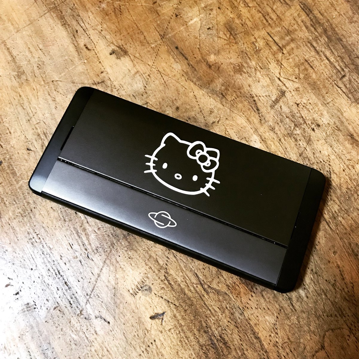 5445's tweet image. 元旦初工作！スキャンカットでキティちゃんのステッカーを作って、Gemini PDAに貼ってみました。蓄光シートを使っているので暗いところで光ります♪#Geminipda #スキャンカット #キティちゃん