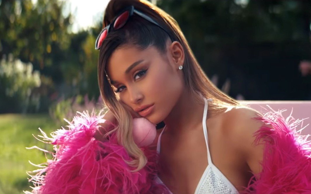 Ariana Grande shuts down dating speculation Dv0gW69X4AI6bjy