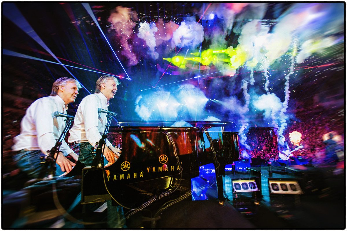 PaulMcCartney's tweet image. I hope everyone has a really brilliant New Year, with all the fab things they’ve hoped for coming true. And I hope things work out on all the political fronts - that we get more peace than ever, people look after each other and we have a good time! #HappyNewYear