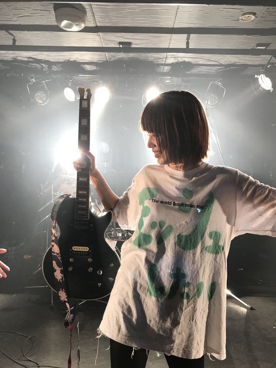 Andy アンディ V Twitter ついに出ましたギター壊すやつ じゃべりんは優秀なギタリストだったよ でも破壊衝動がたまに抑えられなくなるんだ これも一種の自傷行為なのかもしれない 8 A 8 そして壊れたギター とウミちゃん 壊れたギターと女の子の組み合わせが良く