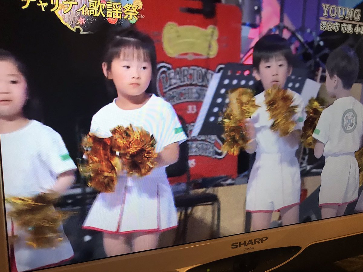 Yuheinakasaka 元旦から無表情の子供ダンサー見てると心にくるものがある 埼玉政財界人チャリティ歌謡祭