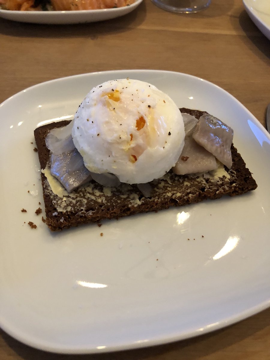 Er hægt að byrja árið betur en með rúgbrauði, síld og hleyptu eggi #matartwitter