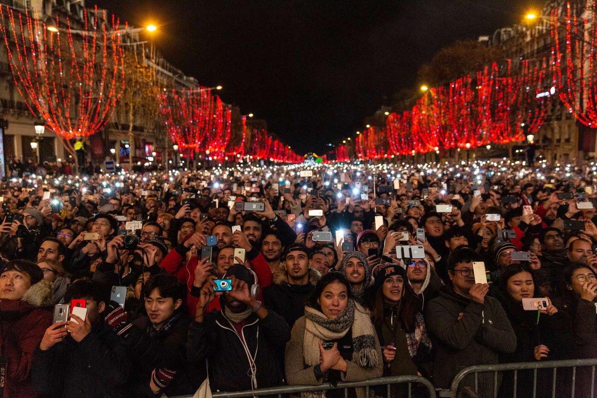 Hier sur les Champs-Elysées. Contre-champ. Incroyable photo. <a href="/laurencegeai/">Laurence Geai</a>