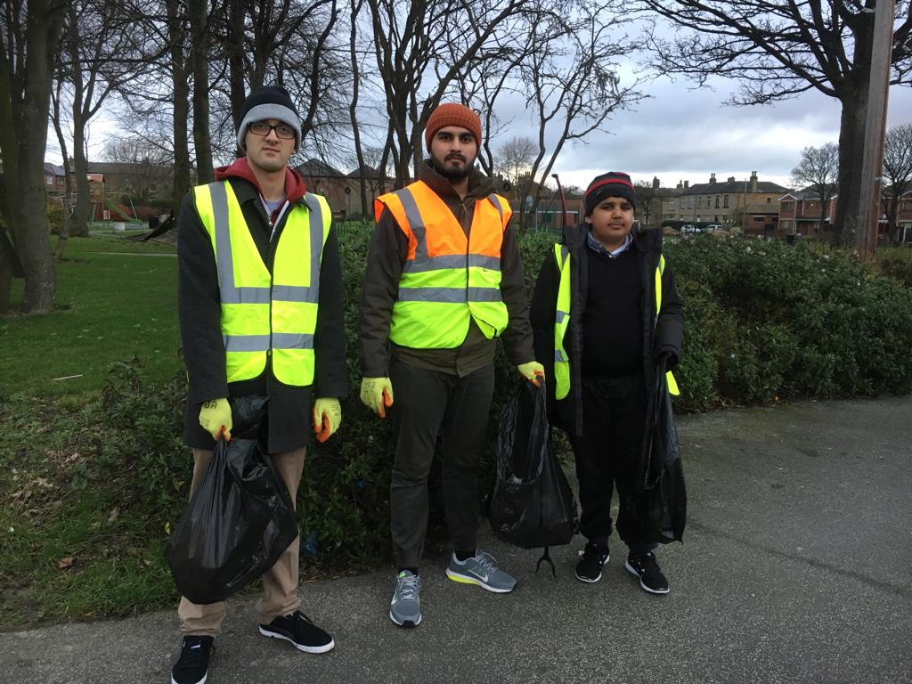 MKASpenValley's tweet photo. After the morning prayer our younger and elder members took part in #NewYear #StreetCleaning around our Mosque Bait ul Atta.
@RQYorkshire @UKMuslimYouth @YorkshireAtfal @AtfalUK https://t.co/m98XlFeVGQ