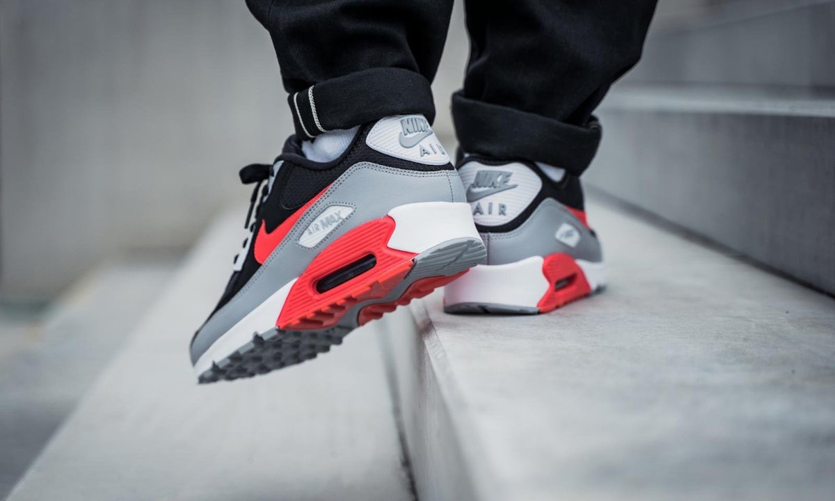 nike air max 90 essential on feet