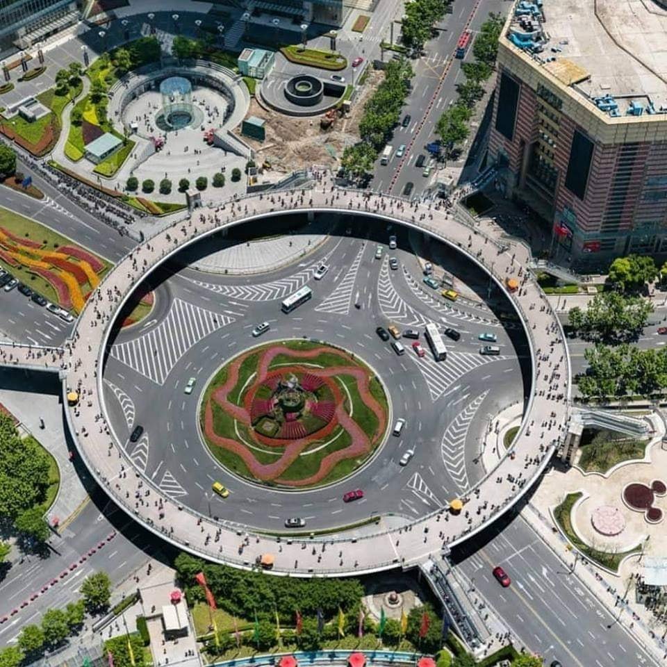 24,9 milyar pixel çözünürlüklü bir resim hiç gördünüz mü? Şangay'ın 360 derece panoraması resmine tıklayın. Resimde bir nokta dahi olmayan insanların kıyafetlerini ve hatta yüz ifadelerini fark edeceksiniz. Müthiş 🤓 Çinliler yüksek teknoloji şovu yapıyor: sh-meet.bigpixel.cn/?from=groupmes…