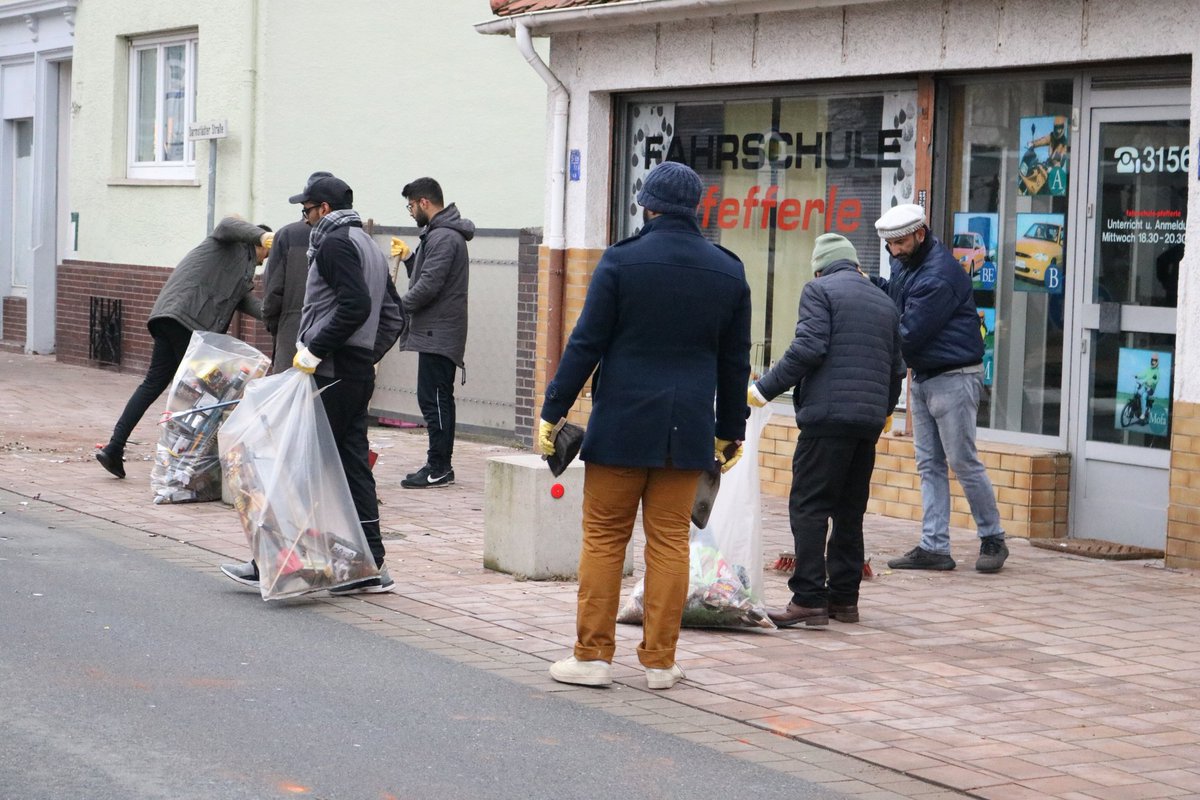 Kem_Ahm's tweet photo. "Die Liebe zum Heimatland ist ein Teil des Glaubens" (Der Heilige Prophet Muhammad saw)

#MuslimeStarten2019 #Neujahrsputz

@KhuddamDE @AhmadiyyaJugend https://t.co/iQRkXWMjUu