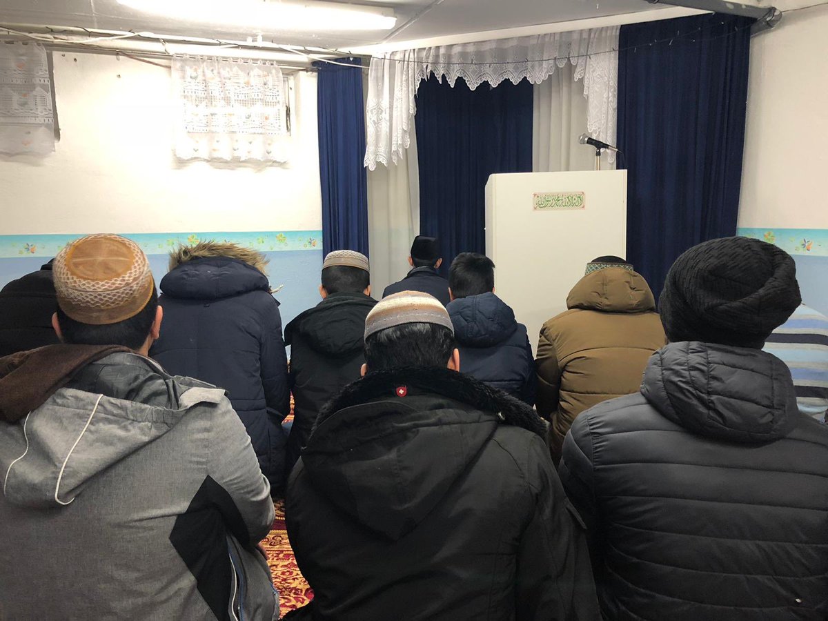 Koenigsfeder's tweet photo. Seit vielen Jahren schon beteiligen sich junge Muslime an dem traditionellen #Neujahrsputz. Mit vielen Gebeten, einem gemeinsamen Frühstück und einem Besen in der Hand, begannen die Jugendlichen den 1. Tag des neuen Jahres in @oberursel. #MuslimeStarten2019 @ObuStadtmagazin https://t.co/PLaSmRZfRI