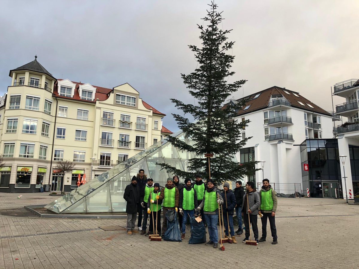 Koenigsfeder's tweet photo. Seit vielen Jahren schon beteiligen sich junge Muslime an dem traditionellen #Neujahrsputz. Mit vielen Gebeten, einem gemeinsamen Frühstück und einem Besen in der Hand, begannen die Jugendlichen den 1. Tag des neuen Jahres in @oberursel. #MuslimeStarten2019 @ObuStadtmagazin https://t.co/PLaSmRZfRI