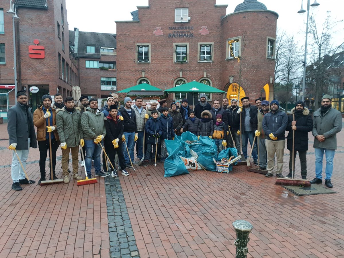 KhuddamDE's tweet photo. Die #AhmadiyyaJugend säuberte gemeinsam zum #Neujahrsputz die Straßen, nachdem in der vergangenen Nacht BürgerInnen der Stadt das Neujahr mit einem Feuerwerk eröffneten. #MuslimeStarten2019 https://t.co/ukLEkuOSoq