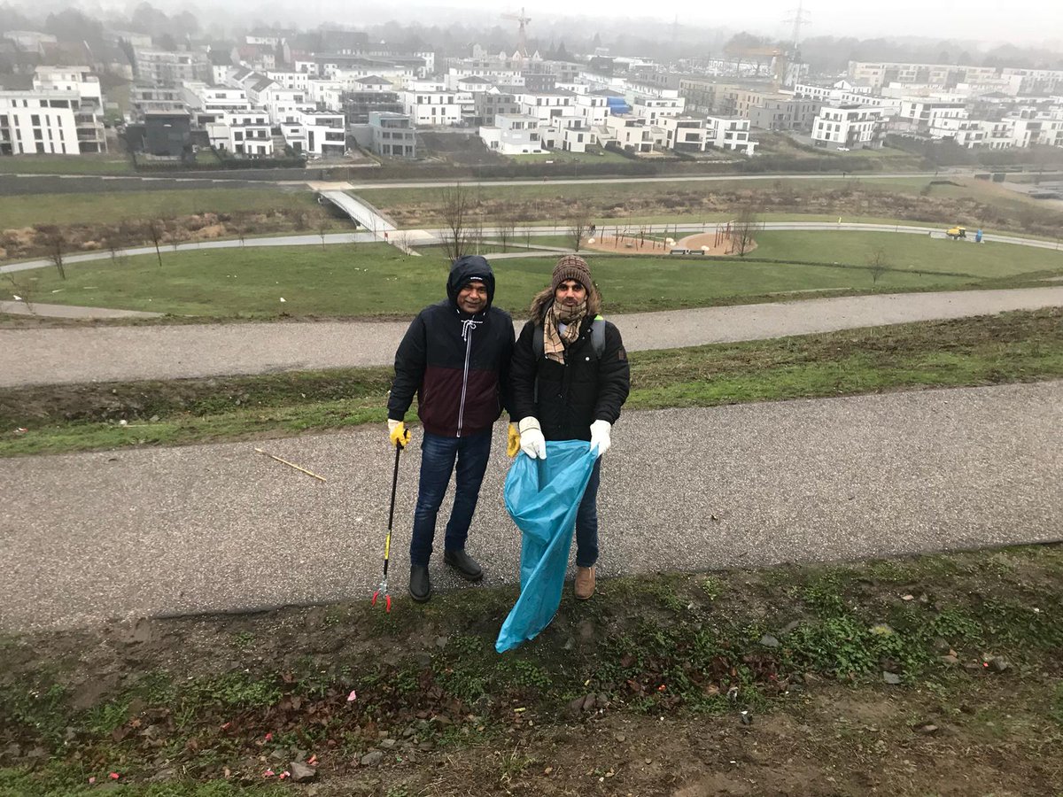 AMJ_Dortmund's tweet photo. Aufräumaktion mit Unterstützung der EDG in Dortmund am Phoenixsee #MuslimeStarten2019 #Neujahrsputz https://t.co/e81MF67L4y