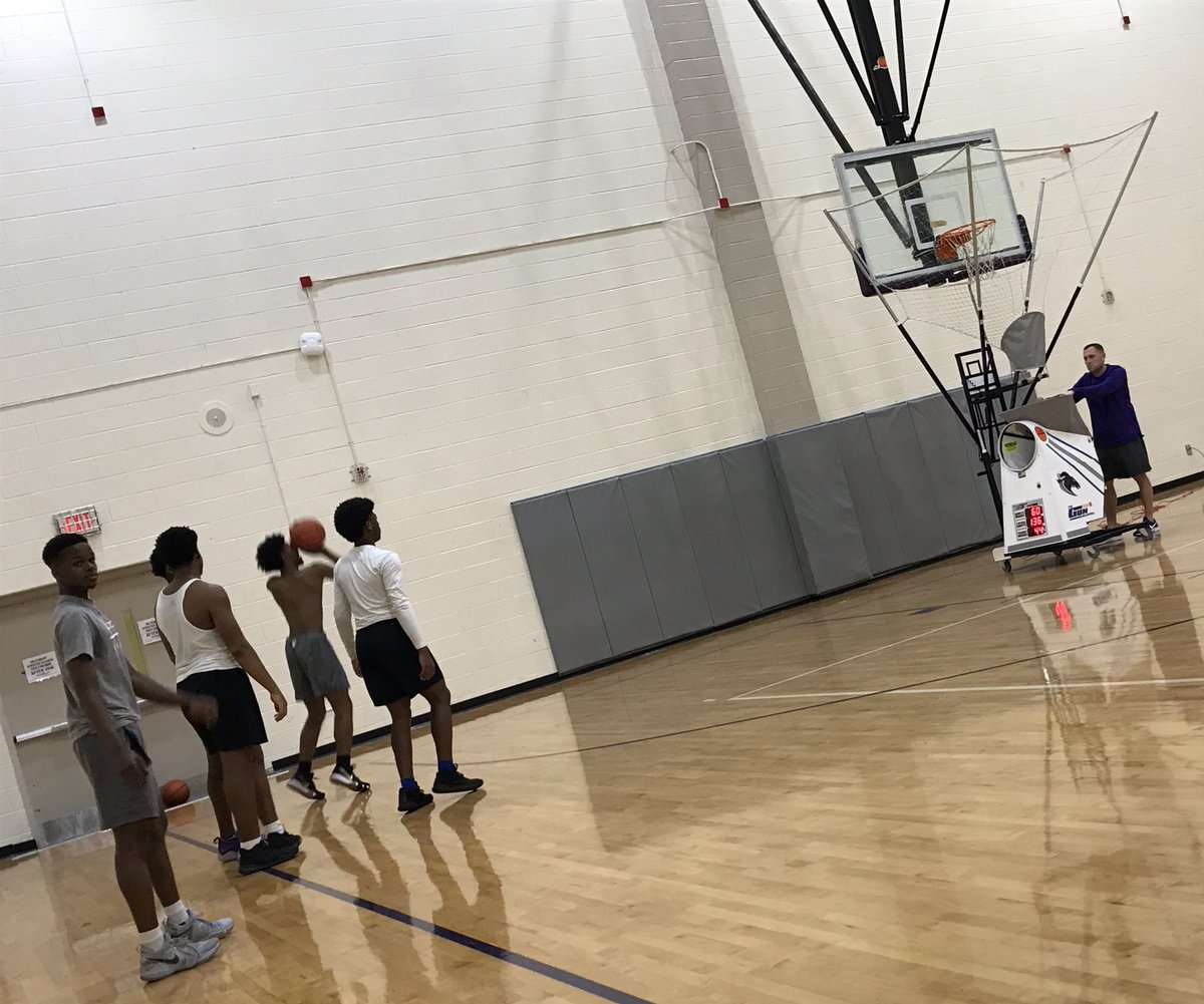 RidgeViewHoops's tweet photo. New Year- Same Grind- #OneGoal #HappyNewYear #NewYears2019 #2019Mood #SameSights #PreparedToDefendReadyToRepeat #NextLevel https://t.co/p17koj3Q7P