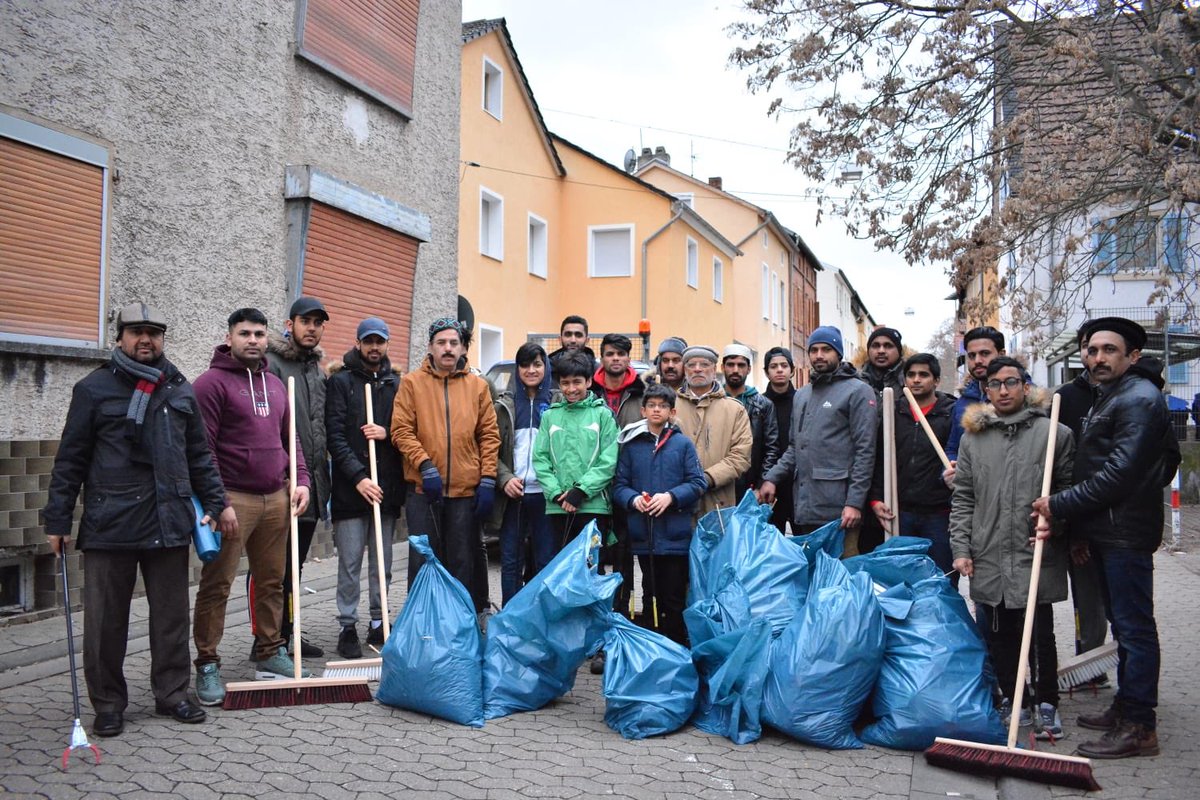 KhuddamDE's tweet photo. Mit einem Gebet hießen Muslime das neue Jahr willkommen und starteten gemeinsam im Anschluss den #Neujahrsputz. #MuslimeStarten2019 https://t.co/97sP4gLb4e