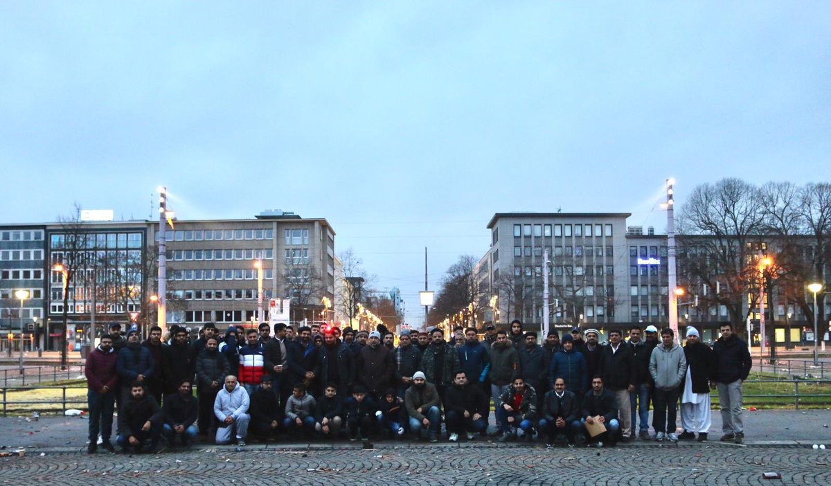 WahrerIslam's tweet photo. Auch der Gründer der @AhmadiyyaDE lehrte seinen Mitglieder Uneigennützigkeit und stets den Dienst an der Menschheit. Diesem Gebot folgen auch die Mitglieder der @AhmadiyyaJugend mit dem traditionellen #Neujahrsputz. #MuslimeStarten2019 https://t.co/Up2lDjtImh