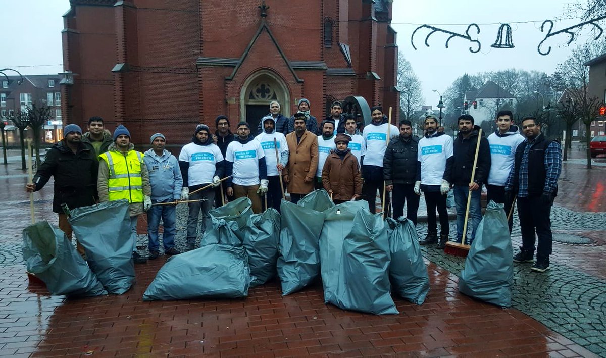 KhuddamDE's tweet photo. Bundesweit nahmen Muslime am #Neujahrsputz teil und säuberten die Straßen ihrer Städte. #MuslimeStarten2019 https://t.co/ghD73CVDNS