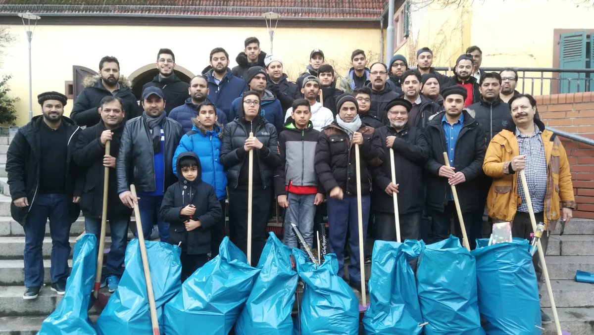 KhuddamDE's tweet photo. Mit dem Morgengebet beginnt die #AhmadiyyaJugend das neue Jahr und die erste Aktion ist der Dienst für unser Heimatland.

#MuslimeStarten2019 #Neujahrsputz https://t.co/yCDFViD0MB