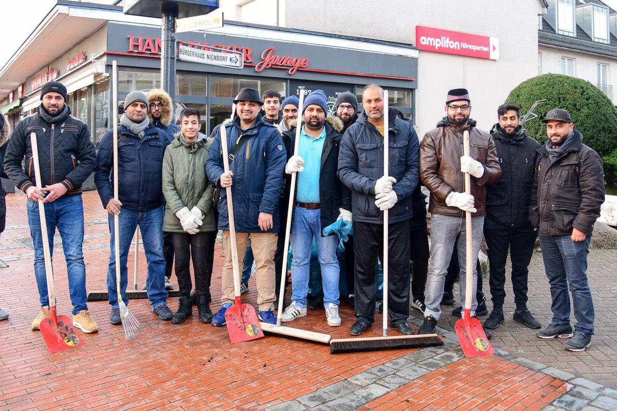 Koenigsfeder's tweet photo. Hundreds of members of the Ahmadiyya Muslim Youth Association @AhmadiyyaJugend gathered in the streets of Germany, to clean the remains from New Year‘s Eve. #Neujahrsputz #MuslimeStarten2019 #NewYears2019 #NewYearsDay #NewYear https://t.co/jYnYANLN7F