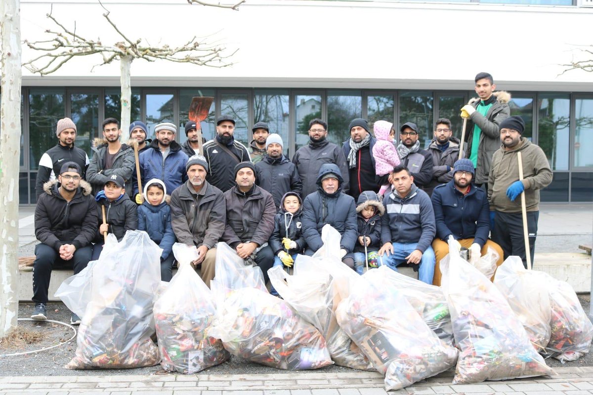 Koenigsfeder's tweet photo. Hundreds of members of the Ahmadiyya Muslim Youth Association @AhmadiyyaJugend gathered in the streets of Germany, to clean the remains from New Year‘s Eve. #Neujahrsputz #MuslimeStarten2019 #NewYears2019 #NewYearsDay #NewYear https://t.co/jYnYANLN7F