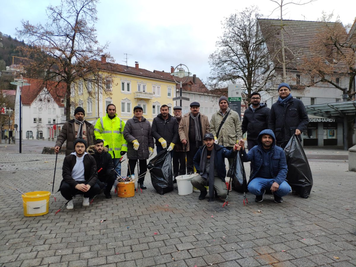 MKAwsued's tweet photo. #MuslimeStarten2019 in #Ebingen mit einem #Neujahrsputz 

#AhmadiyyaJugend https://t.co/wpeG4QetEG