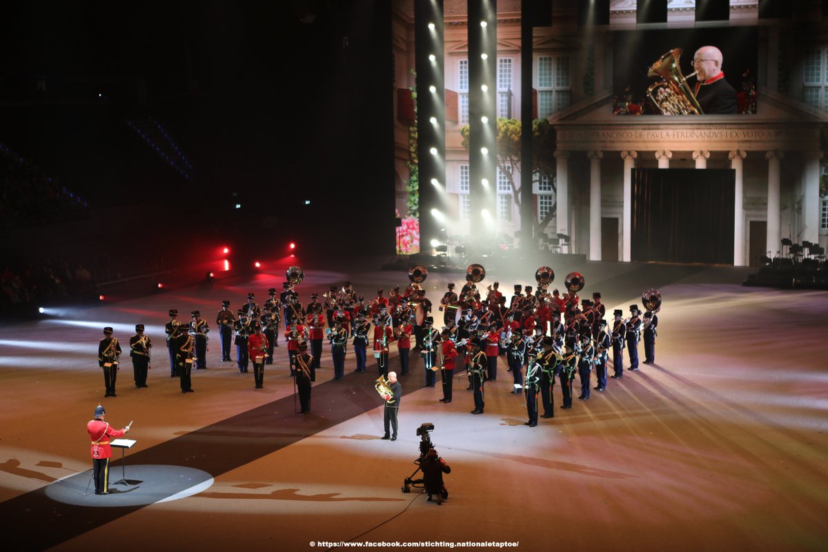 Foto gemaakt tijdens de Nationale Taptoe 2018 met op foto Steven Mead, het Trompetterkorps Koninklijke Marechaussee en de <a href="/RFGGJ/">RFGGJ</a> Regimentsfanfare 'Garde Grenadiers en Jagers'
Kaarten voor de Nationale Taptoe 2019 kunnen worden besteld via: nationaletaptoe.nl