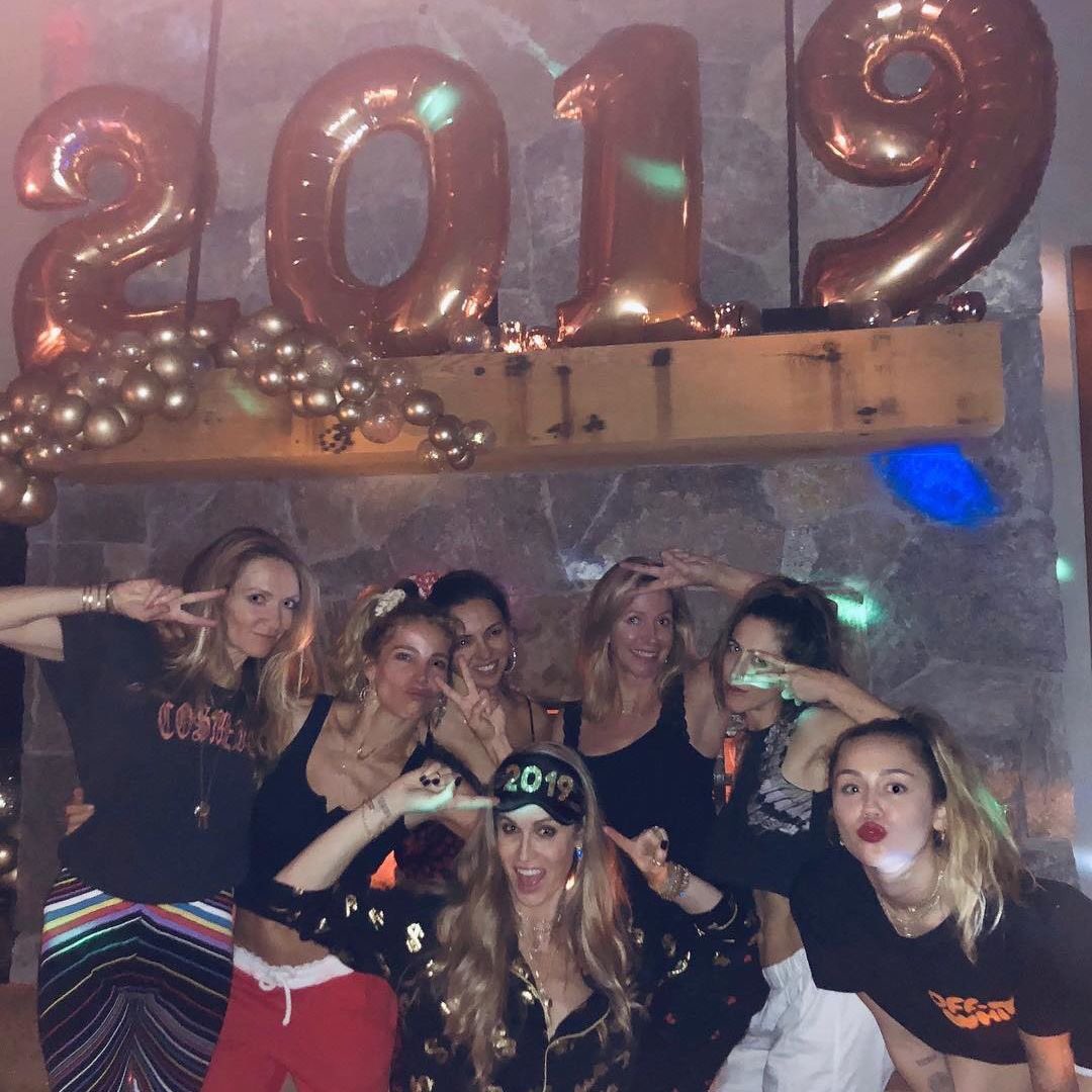 Happy 2019👏feliz año 2019. @chrishemsworth. #thegirlsgang 😘