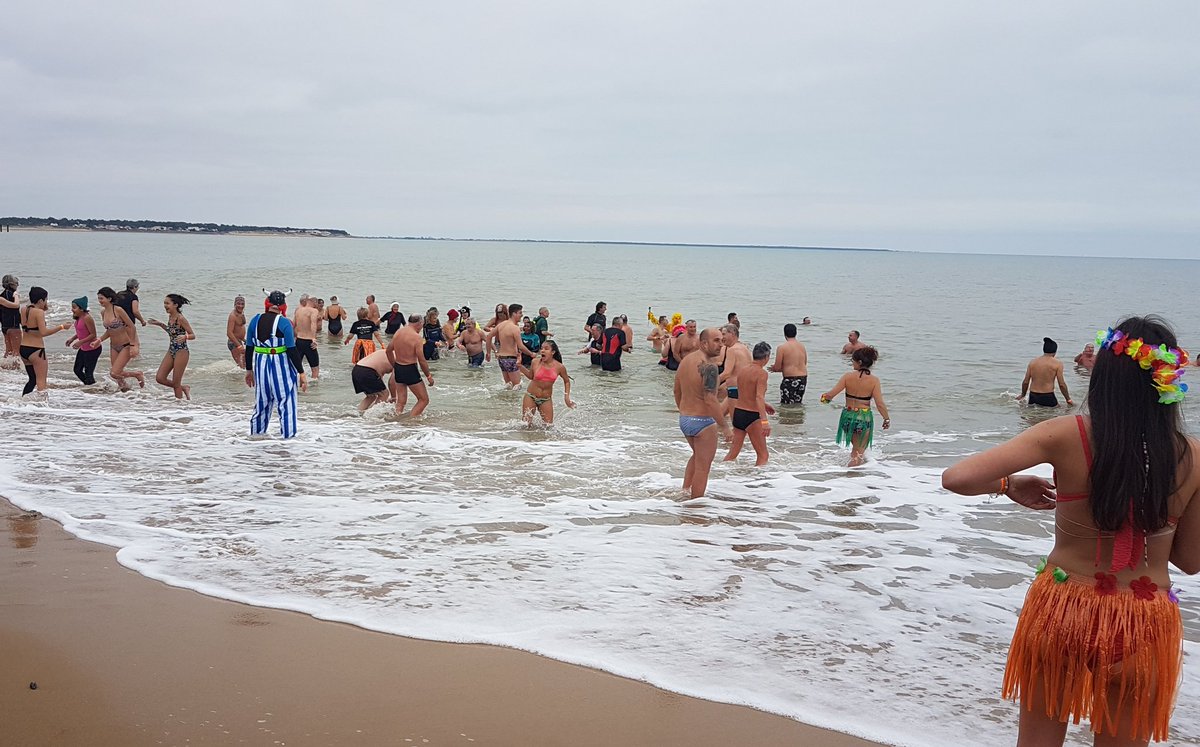 JonathanVP75's tweet photo. Petite baignade du 1er janvier cet après-midi à la #Tranchesurmer pour vivifier le corps et l'esprit ! 💪 #Vendee https://t.co/g1FqqsL2gx