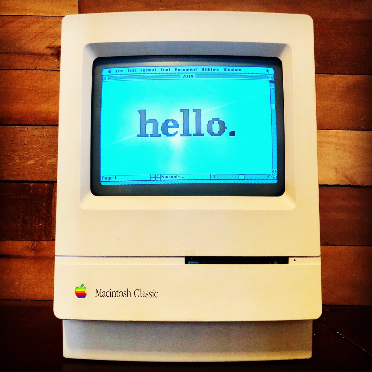 AppleHungryFool's tweet photo. Well hello there, 2019! Here’s wishing you and yours a wonderful year! #StayHungryStayFoolish, my friends! 🤓 #fmspad #fms_hello #photoadaychallenge https://t.co/dsZOK4IBSH