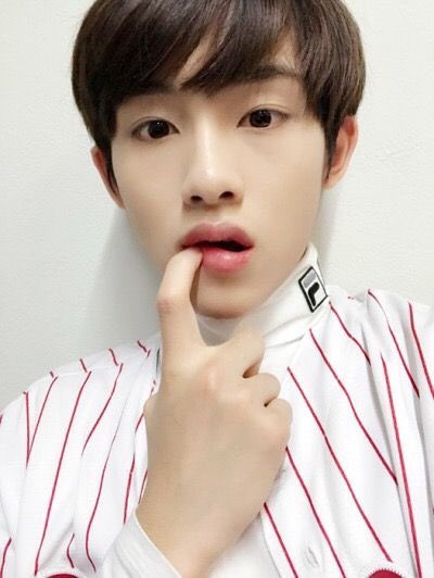 cottonjh97's tweet photo. ไม่ว่าจะอยู่ในฟิลเตอร์ไหน ก็ไม่เคยผิดหวังกับความวิชวลของวินวินหรือต่งซื่อเฉิงเลย สุดยอด น่ารักก็สุด หล่อก็สุด อะไรเนี่ย 😭💛 https://t.co/zceBF3BCeT