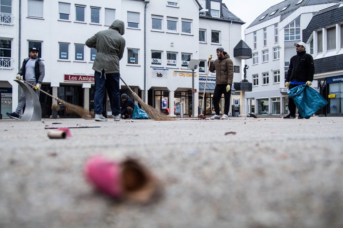 basirgondal's tweet photo. #MuslimeStarten2019 #Neujahrsputz #Montabaur https://t.co/dvHIpt0JeQ