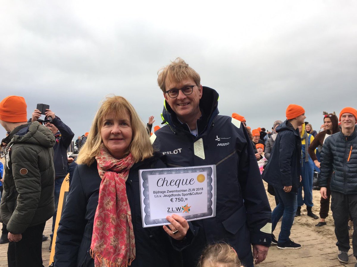 Op het eerste dag van het nieuwe jaar mochten we gelijk een mooie cheque ontvangen bij de Nieuwjaarsduik in <a href="/gem_vlissingen/">Gemeente Vlissingen</a>. Bedankt Zwemmen Langs Walcheren en alle bikkels op het badstrand vandaag!