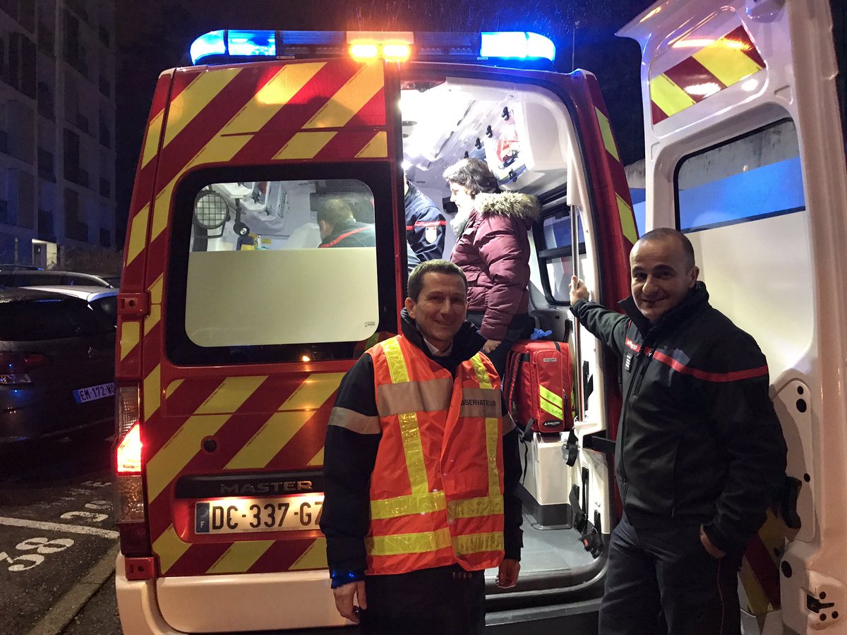 JulienSMATI's tweet image. Nuit du nouvel an 2019 très enrichissante avec les pompiers #Sdmis de #Rillieux que j’ai eu la chance d’accompagner toute la nuit. Bravo à leur adaptabilité, leur bon état d’esprit dans les moments difficiles et leur soif de faire toujours mieux. La vie n’a pas de prix 🚒👍.