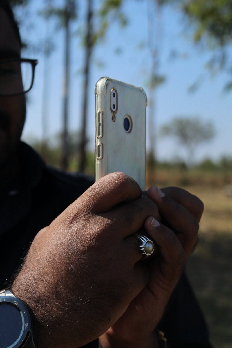 BudgetBabu's tweet photo. Apply a skin on smartphone it gives your phone a new look and it feels great. This is the white marble skin from @capesindia and it's awesome. https://t.co/iYuHafrGGp
