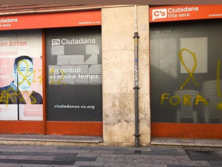 Lroldansu's tweet photo. A esto se dedicó anoche el separatismo radical. Atacan y acosan al que no piensa como ellos. No nos callarán, vamos a seguir denunciando sus abusos y a defender a todos aquellos catalanes a los que Torra y los suyos desprecian. Todo mi apoyo a los compañeros de @CsVilaseca https://t.co/c2qX9PtBzJ