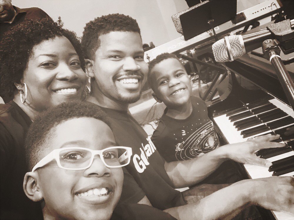 CeylonWise's tweet photo. No better way to start the new year than right here with my crew! Happy New Year everyone! https://t.co/c3Ios3HToF