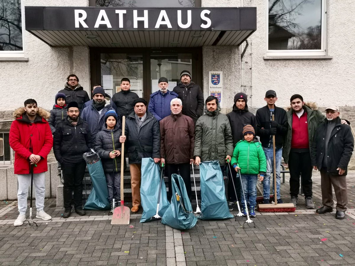 Koenigsfeder's tweet photo. Auch dieses Jahr nahmen hunderte junge Muslime der @AhmadiyyaJugend am diesjährigen #Neujahrsputz teil und befreiten die Straßen Deutschlands vom Silvestermüll. So auch in #Steinbach. #MuslimeStarten2019 #HappNewYear2019 #NewYear #Silvesternacht https://t.co/skVIOu5SZm