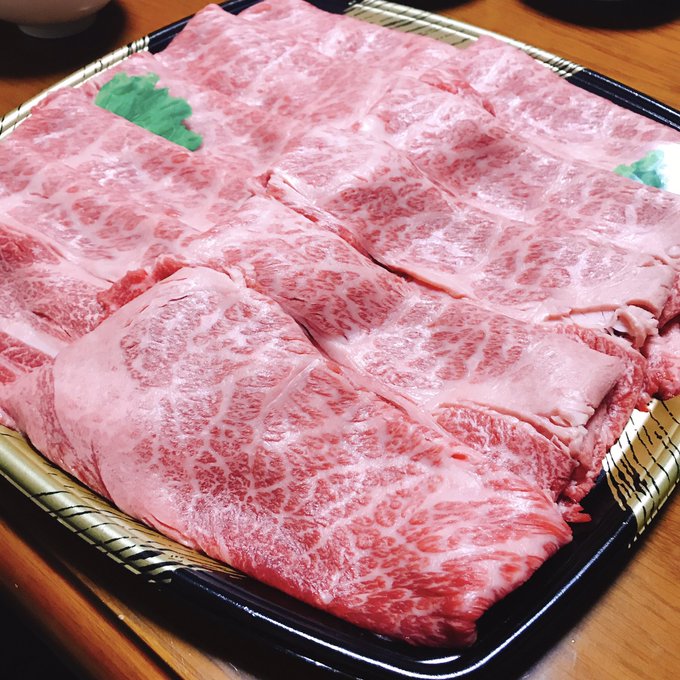 グラム700円くらいするお肉ですき焼きやったけどうますぎた 